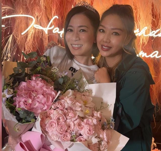 佘诗曼50岁生日，众港星偷偷到内地为其庆生，惊喜饭局见证友谊