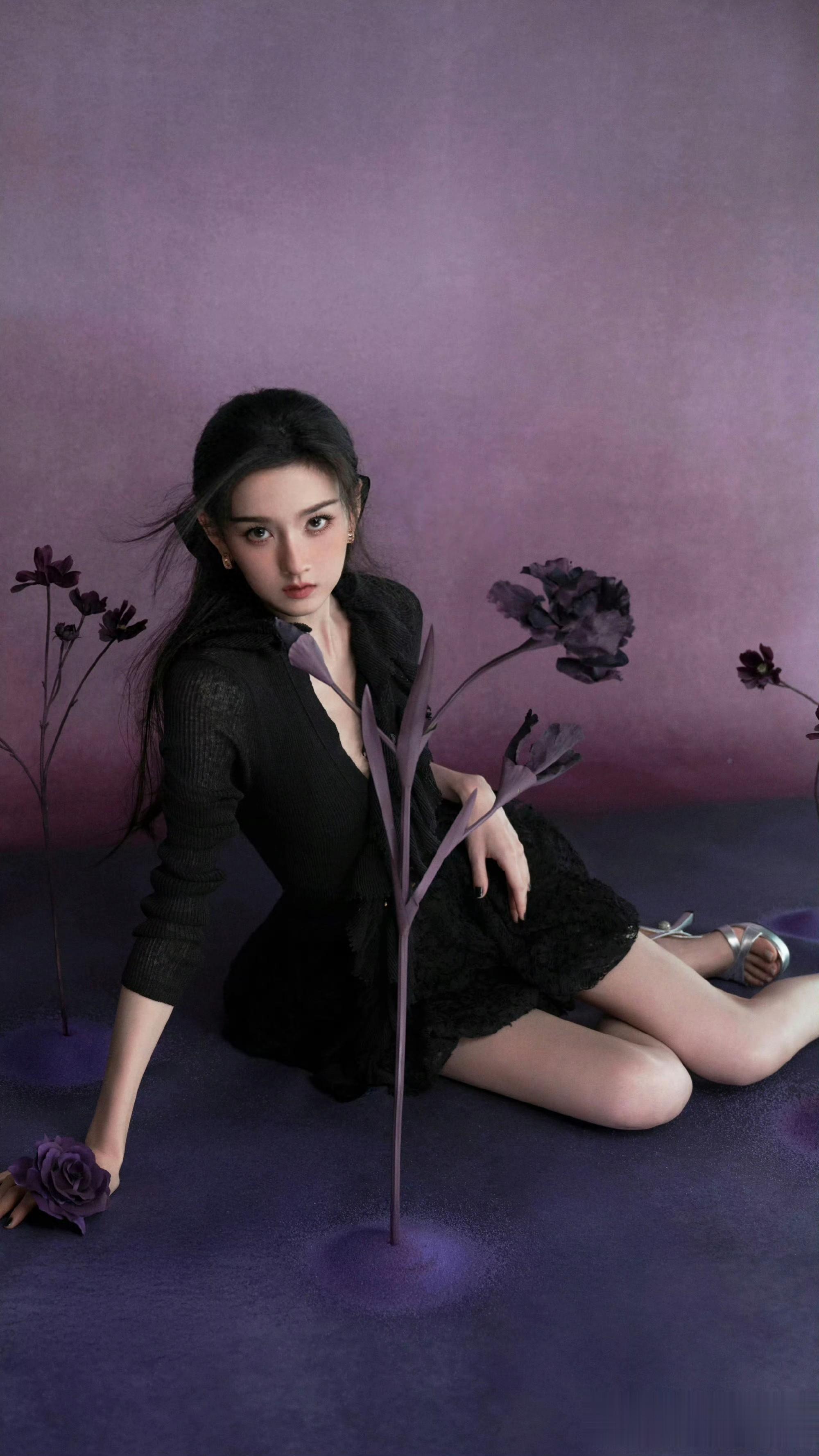宋祖儿黑裙配银鞋，紫调花海中演绎冷艳复古氛围感