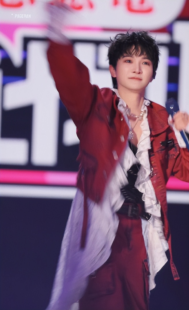 香港大火后，连流量都舍不得花钱的周深，因一举动被看清真实人品