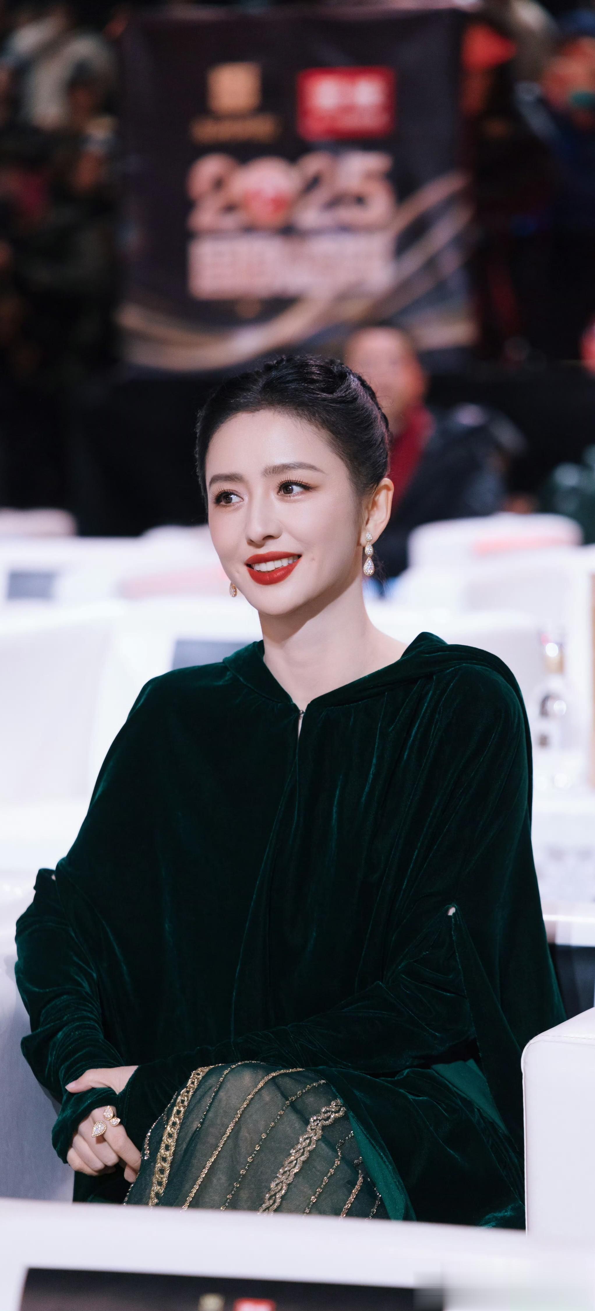 佟丽娅国剧盛典红毯造型，温婉如水的丫丫