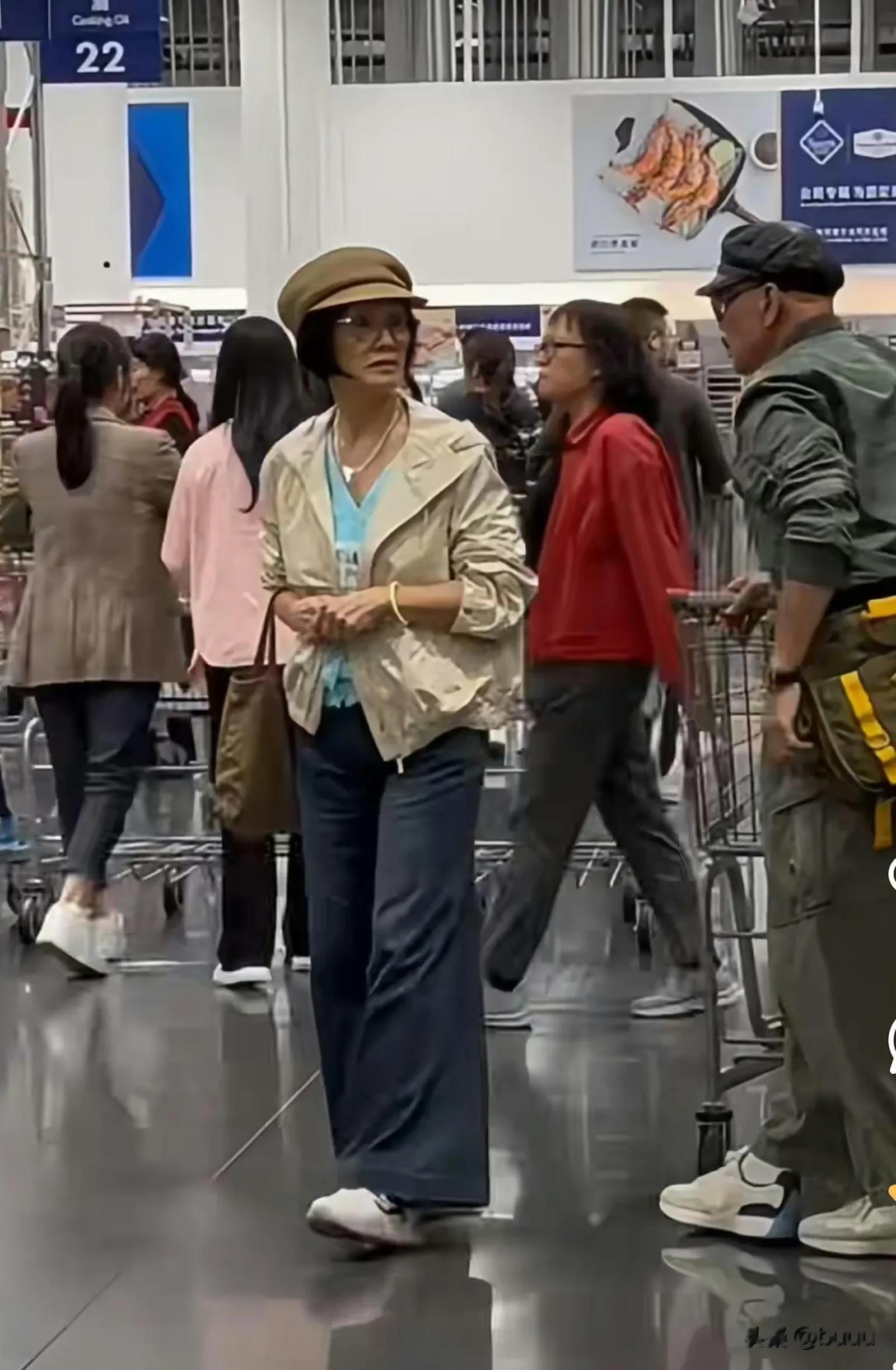 71岁韩马利被拍到独逛超市 打扮新潮又轻松 网友惊呼完全看不出年纪