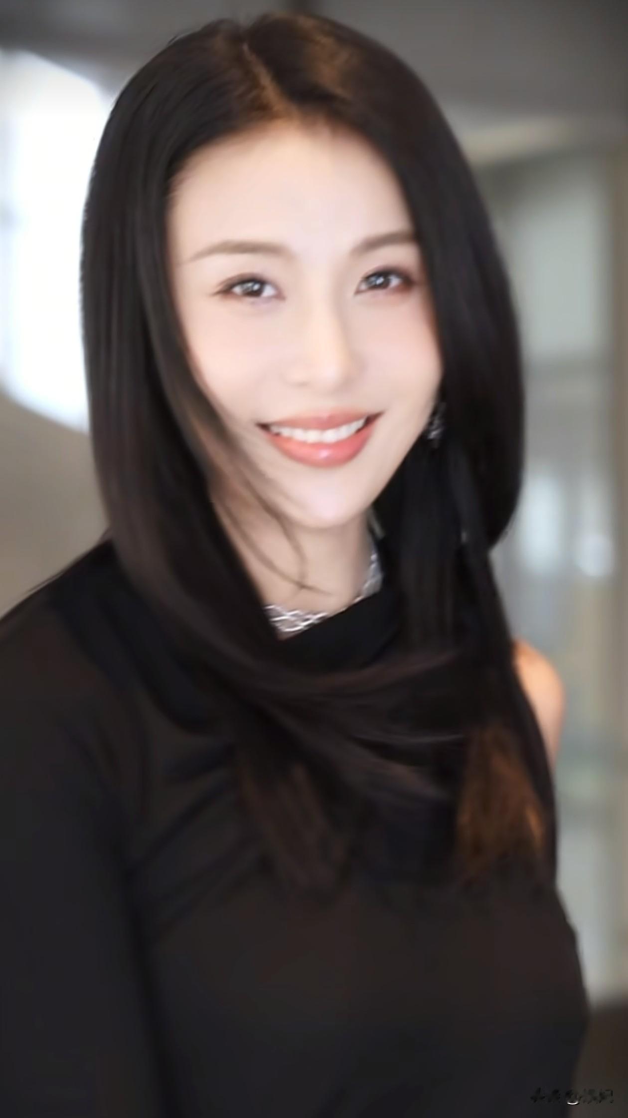 39岁贾青最新穿搭：直发+黑色露背裙，尽显美背，美出新高度