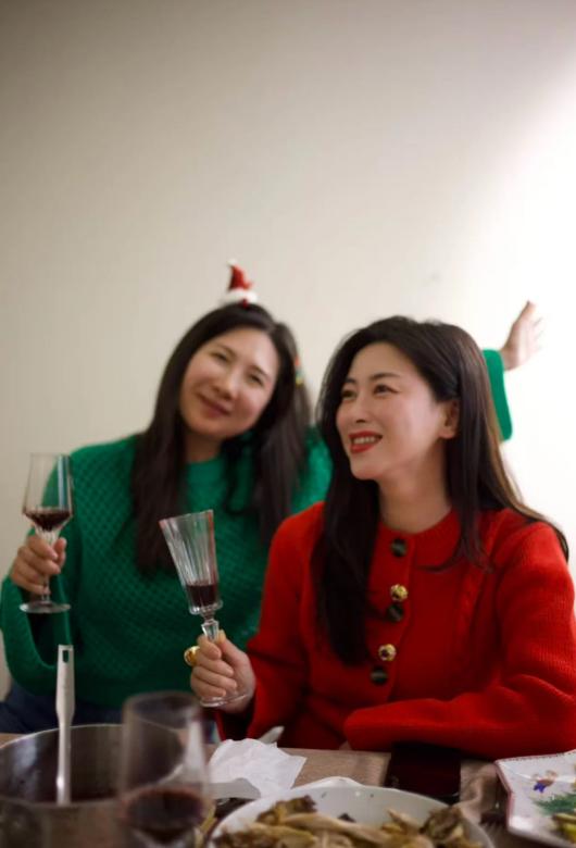 朱珠搂着老公过圣诞！4岁女儿挺小圆肚戴皇冠，岳父母现场夸女婿