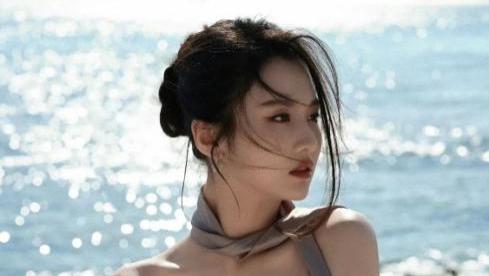 张慧雯海边魅力大爆发，抹胸造型美得无法抗拒！