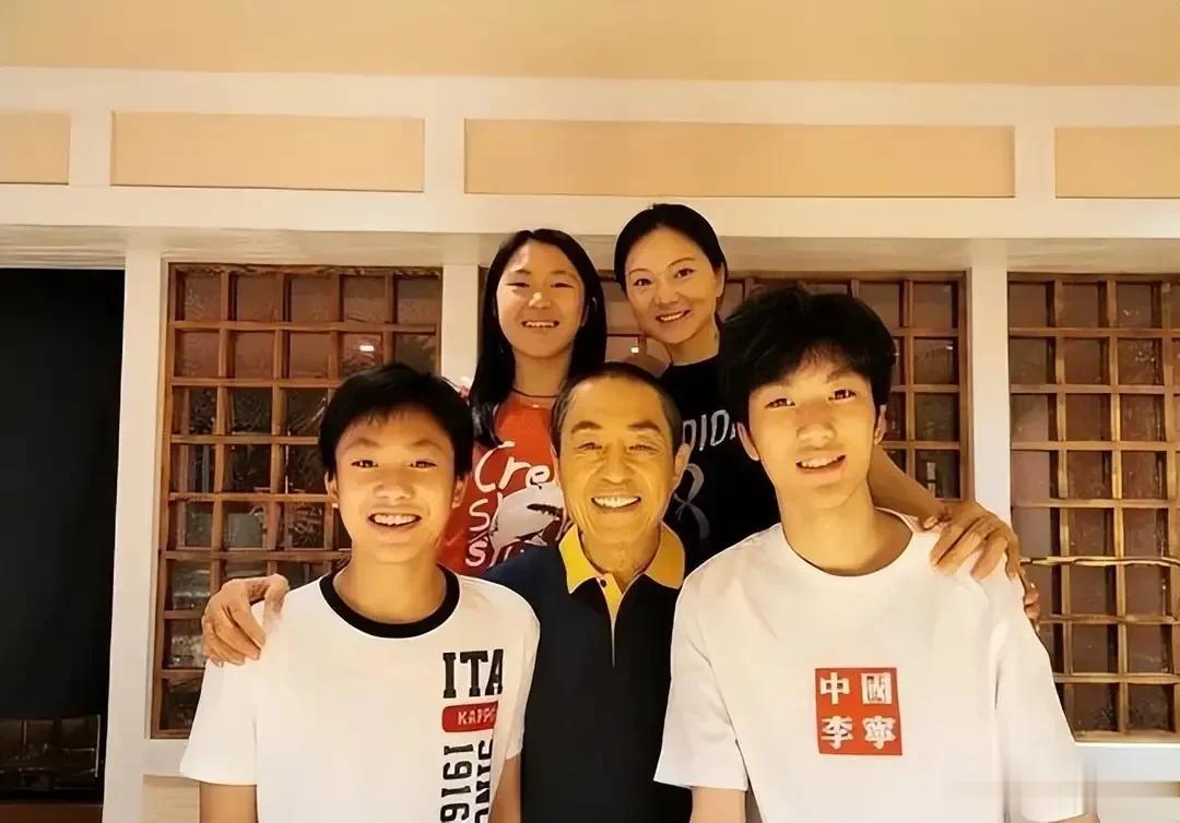张艺谋做梦也没想到，才24岁的儿子，已经扛起了老张家的门面！