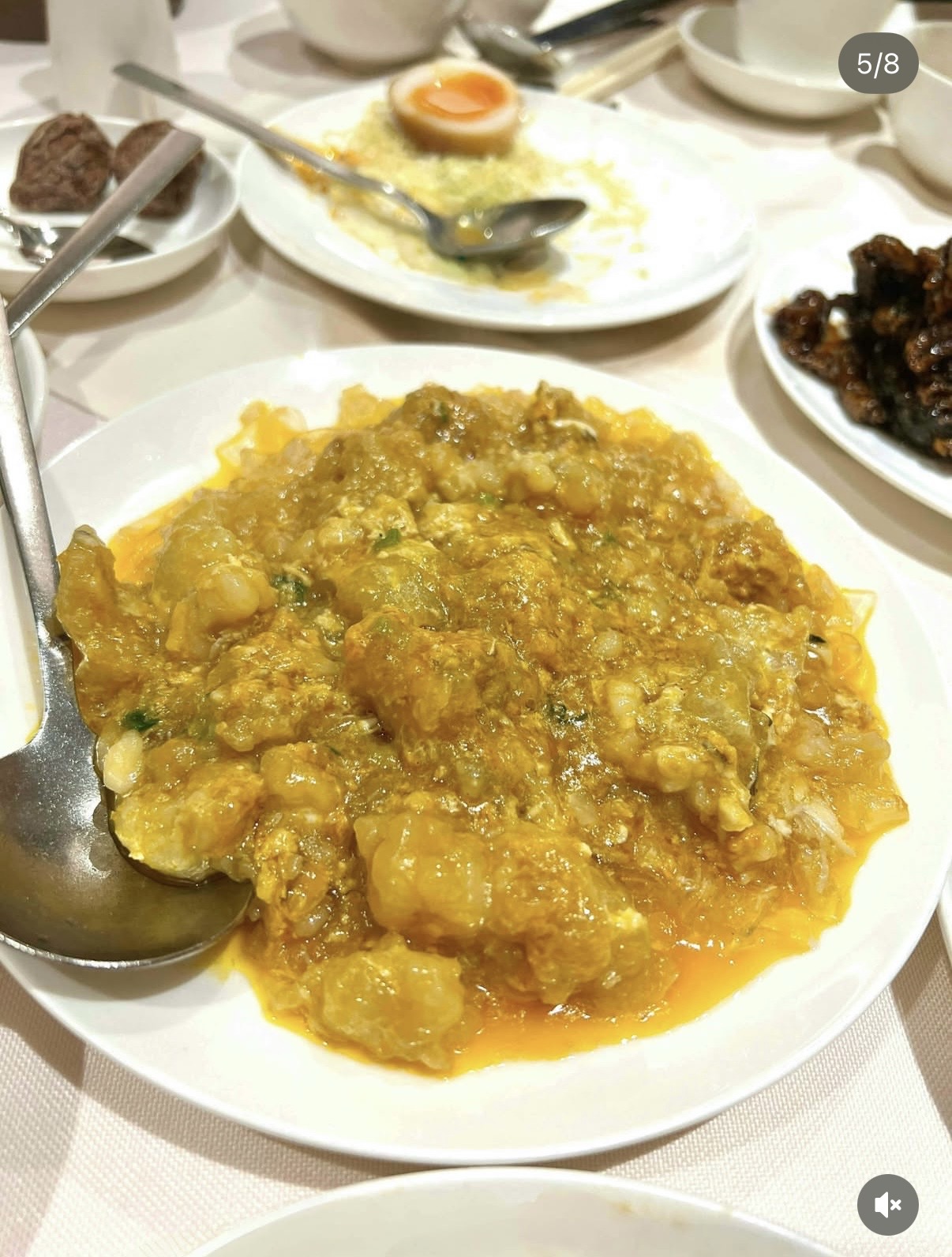 名媛薛芷伦庆祝62岁生日，一身少女装扮状态年轻，仨子女低调现身