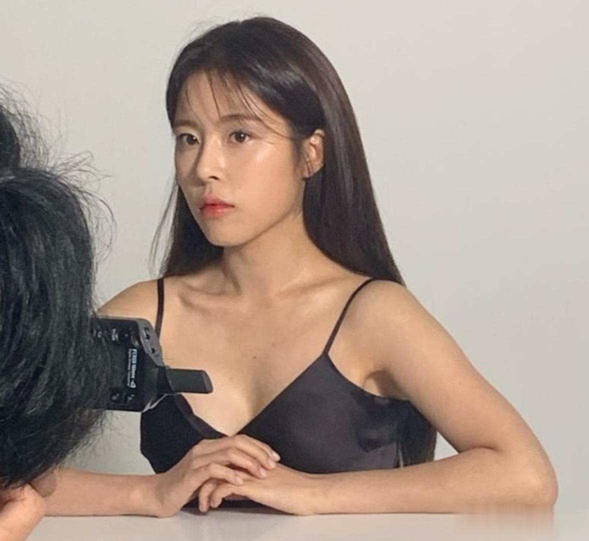 韩国女星分享旅行照片,却因一个动作被骂上热搜,韩网:赶紧道歉