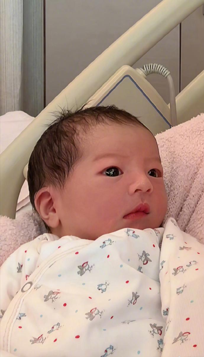 方媛自曝坐月子很难熬！手指疼腰酸背痛，一个多星期不洗头还脱发