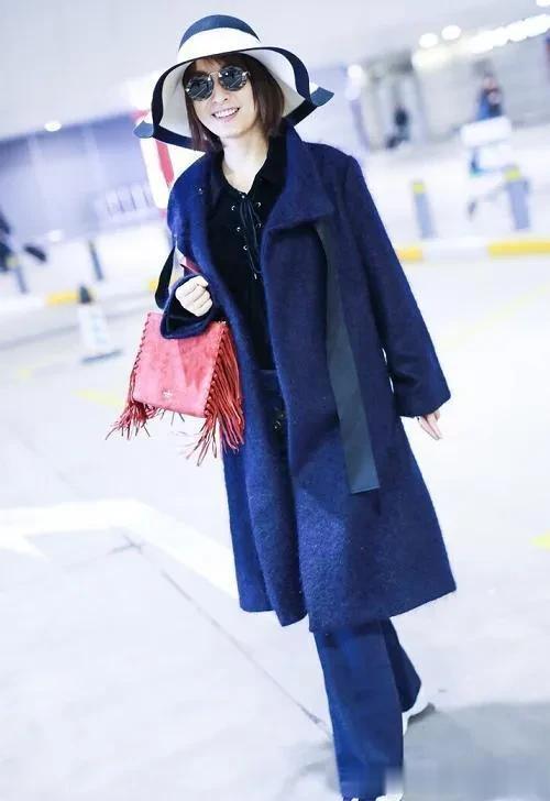 吴昕机场私服真时髦!穿藏青色大衣配礼帽,高级又洋气!