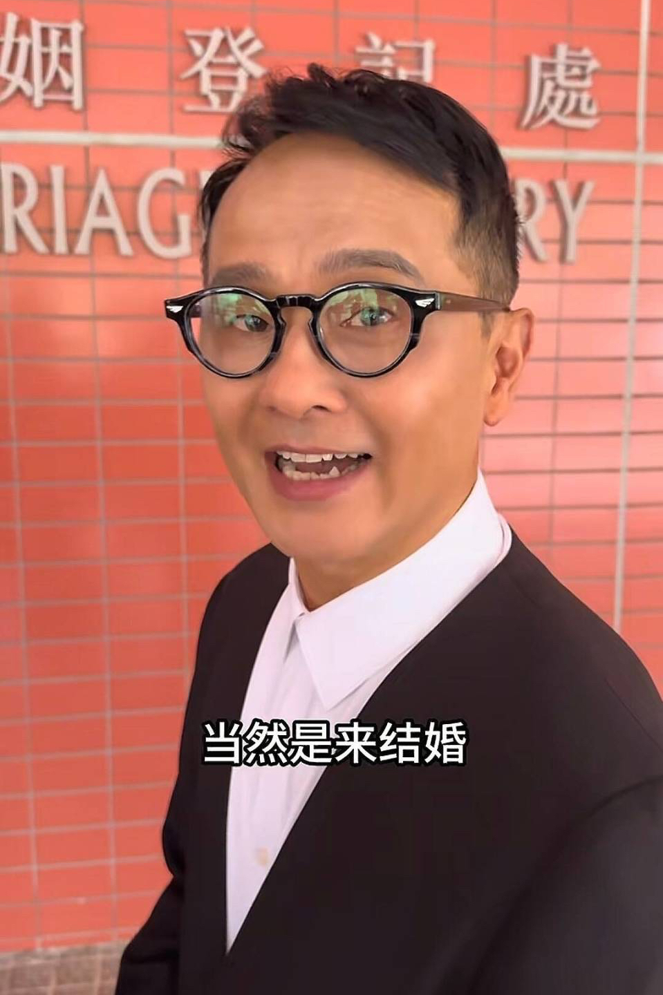 60岁港星二婚后长居内地农村,亲自烧柴煮鸡,未见新婚妻子身影