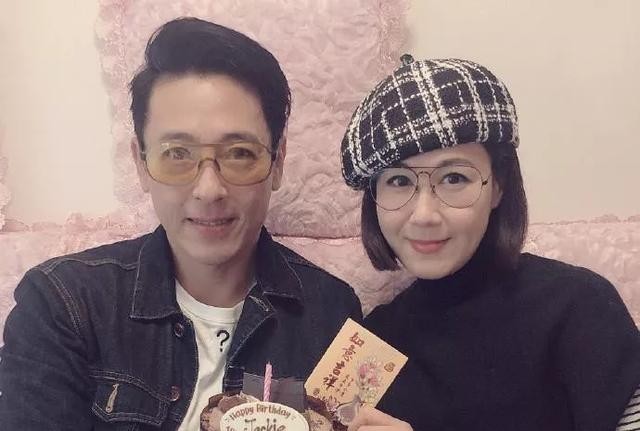 这对夫妻坚持26年不吃肉不生子，就为不变老，如今54岁近照不敢认