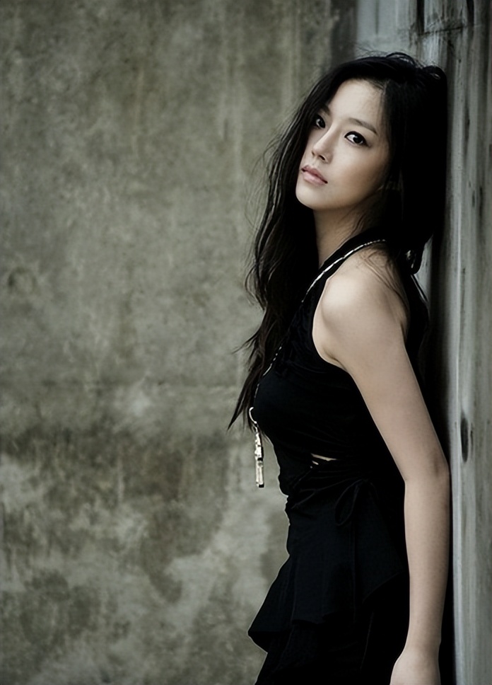 她是韩国真正的韩国“氧气美女” 长相温润漂亮，出道18年零绯闻