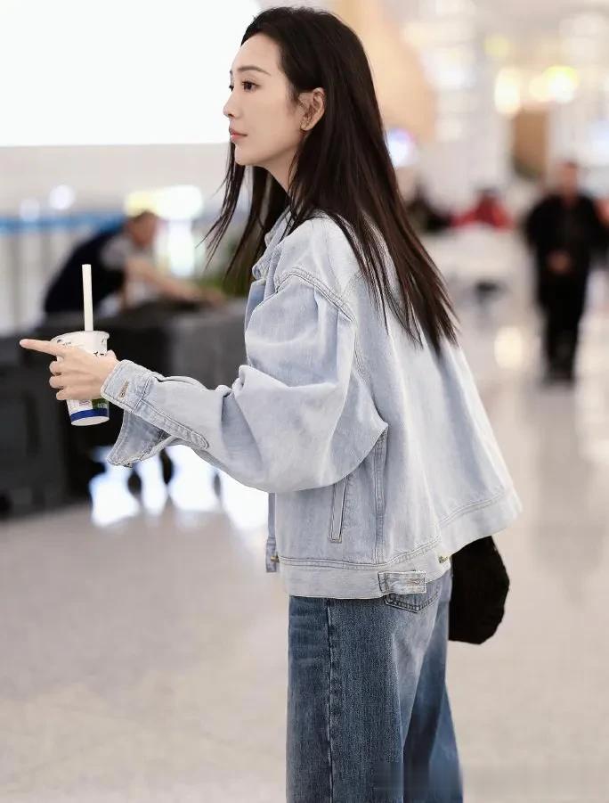 王鸥机场私服真时髦！穿牛仔外套+阔腿裤，减龄又高级！