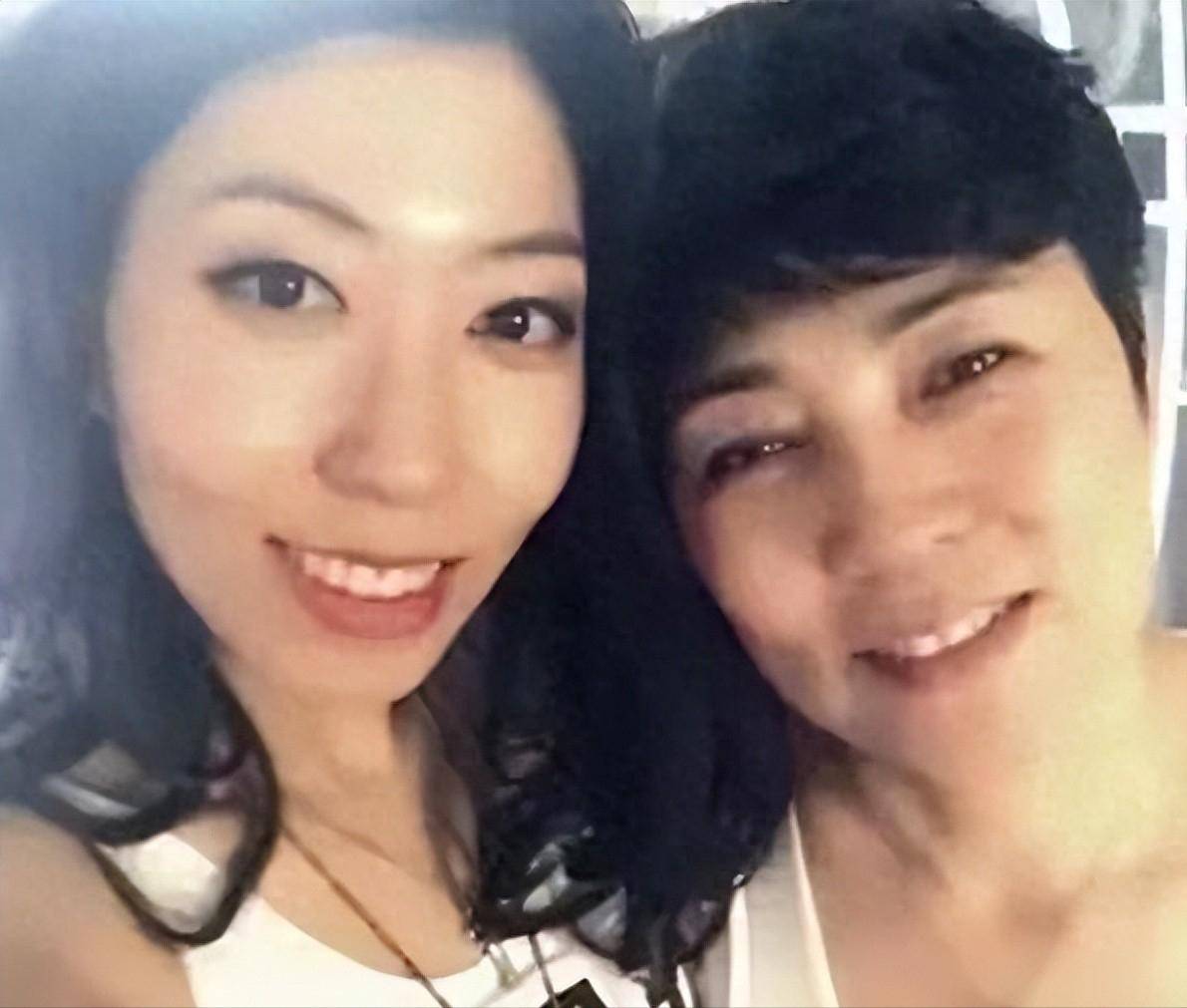 母亲入狱8年，她在国外住豪宅健身游玩，恋富豪，曲婉婷不无辜