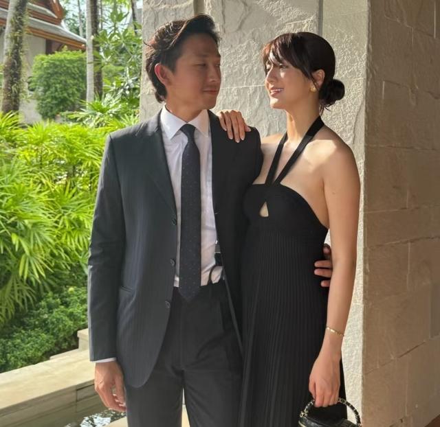 吴千语晒全素颜,脸上雀斑明显美貌藏不住,穿泳装纤瘦苗条美翻了