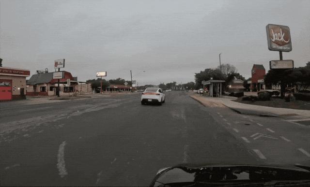 特斯拉無人出租上線兩周就撞了，起步剮蹭路邊車輛，純視覺方案受爭議