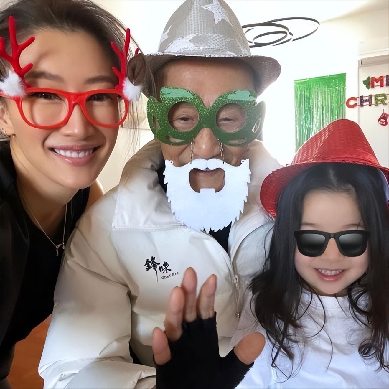 情史不输哥哥谢霆锋，42岁未婚生二胎的谢婷婷，彻底撕碎谢贤体面