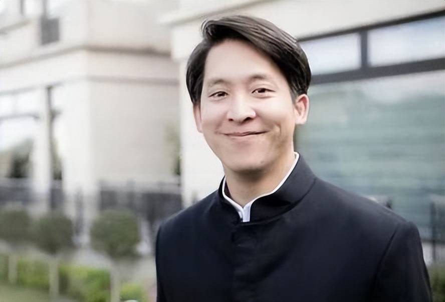 罗康瑞也没想到，他狠心抛弃的前妻，现在儿女为她狠狠出了一口气