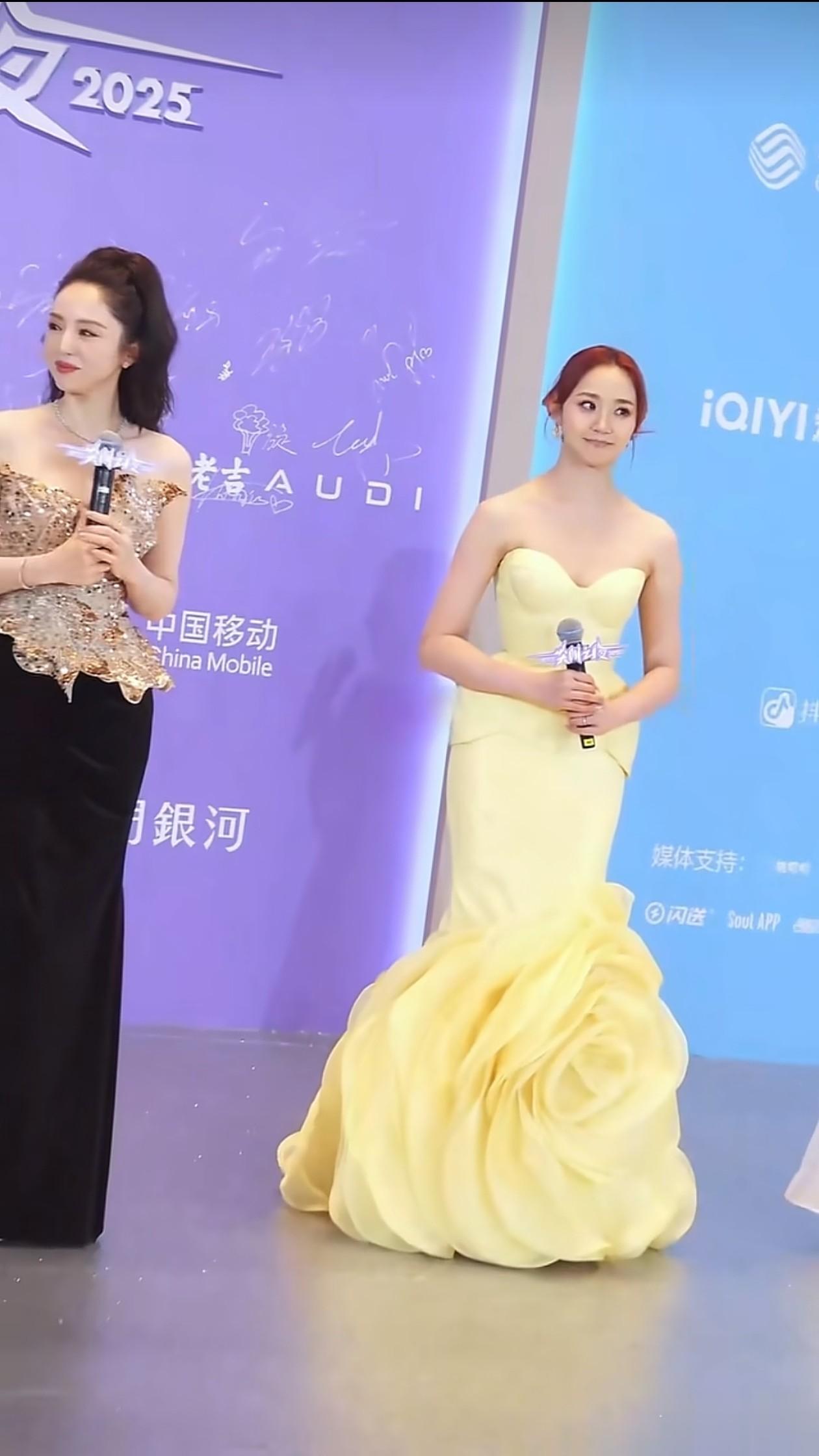 46岁董璇与32岁万千慧罕见同框！董璇明艳大气，站一起毫无年龄差