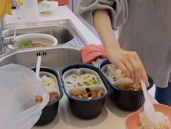 和张一山同居，和鹿晗传绯闻，她甚至连杨迪都不放过？