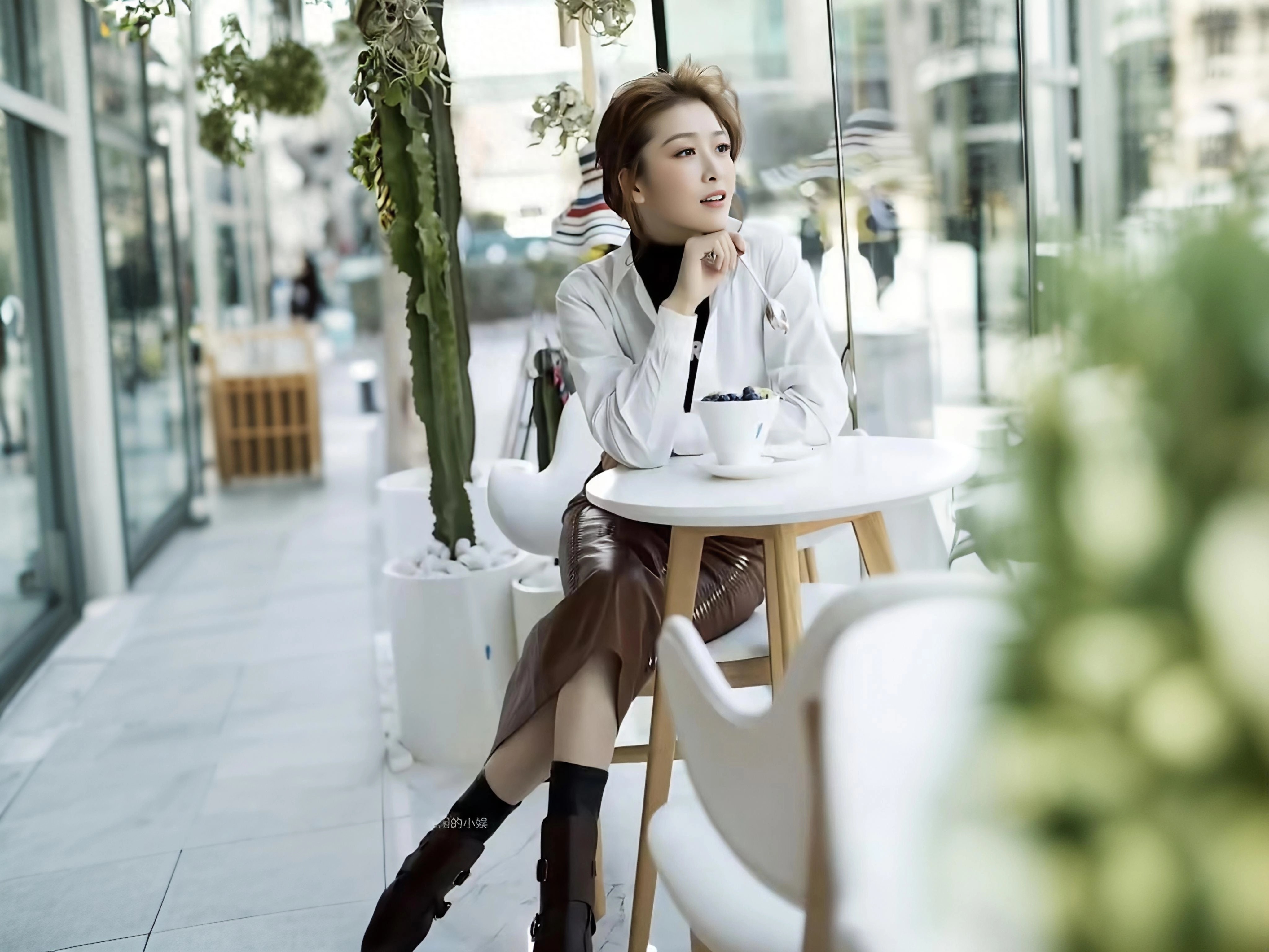 46岁周丽淇真神了！优雅俏皮似少女，岁月饶过她？