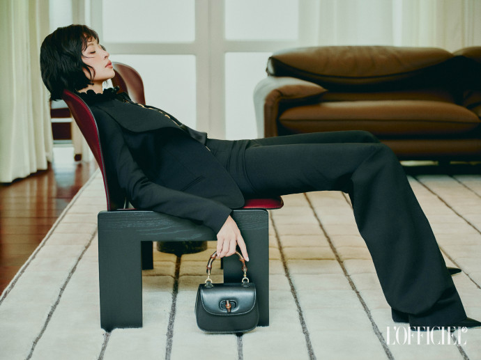 歌手芝芙封面写真,脚踩高跟,真是百变女王