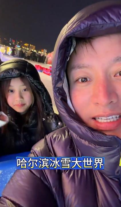 贾乃亮带女儿滑冰脸冻通红！不忘给甜馨买冰糖葫芦，父女同框好甜