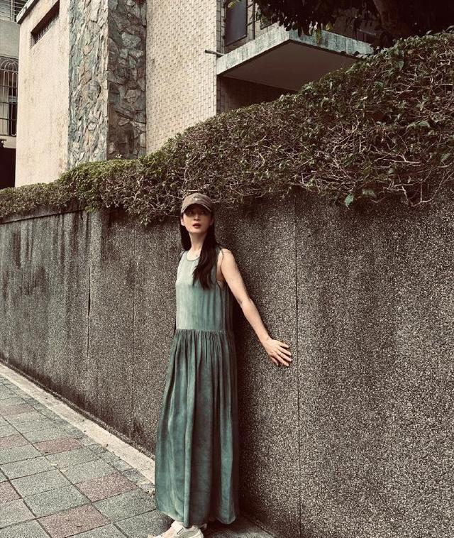 50岁的蒋勤勤素颜出门，这是满50岁减30？起来年轻得不像真实年龄