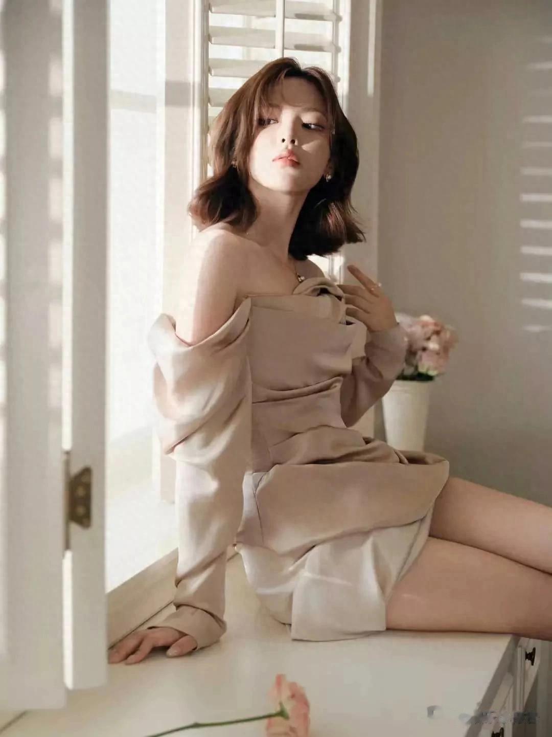 杨超越的美腿玉足 恰到好处的美