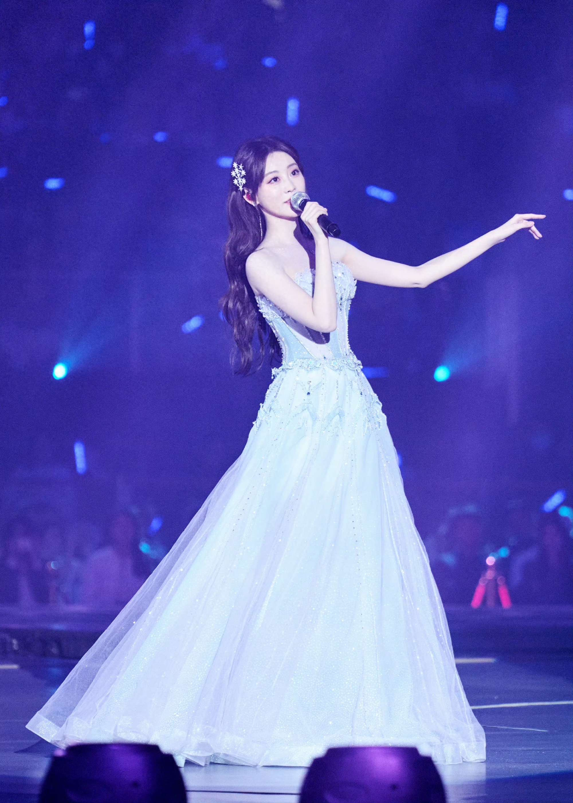 祝绪丹紫蓝纱裙美成星河，私服随性甜妹范儿十足！