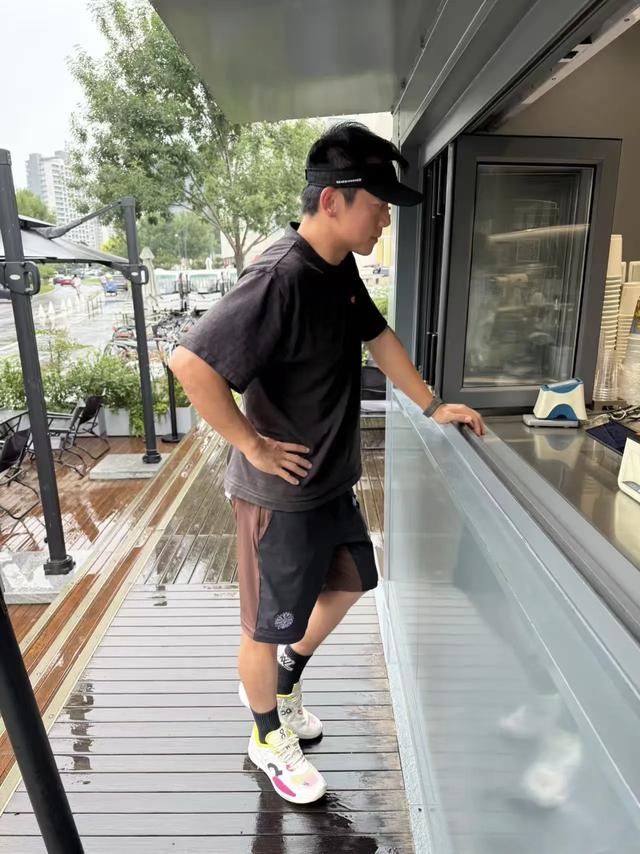 郑恺和老婆在阿那亚广场约会，苗苗身材超好，两人牵手散步好浪漫