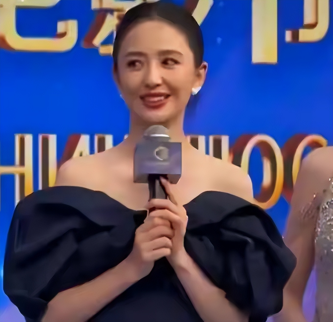 瘦死骆驼比马大！状态不如从前的佟丽娅扫购黄金，大手串太吸睛