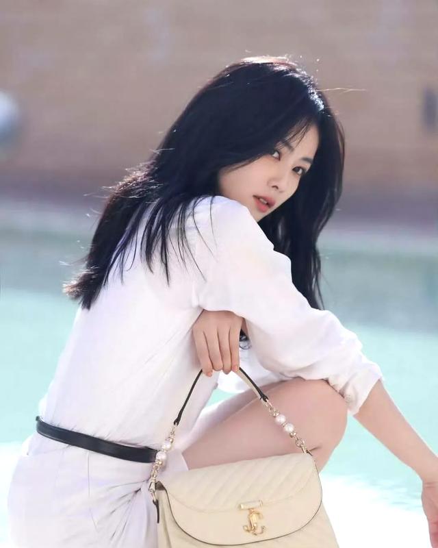 白鹿，清水出芙蓉，天然去雕饰