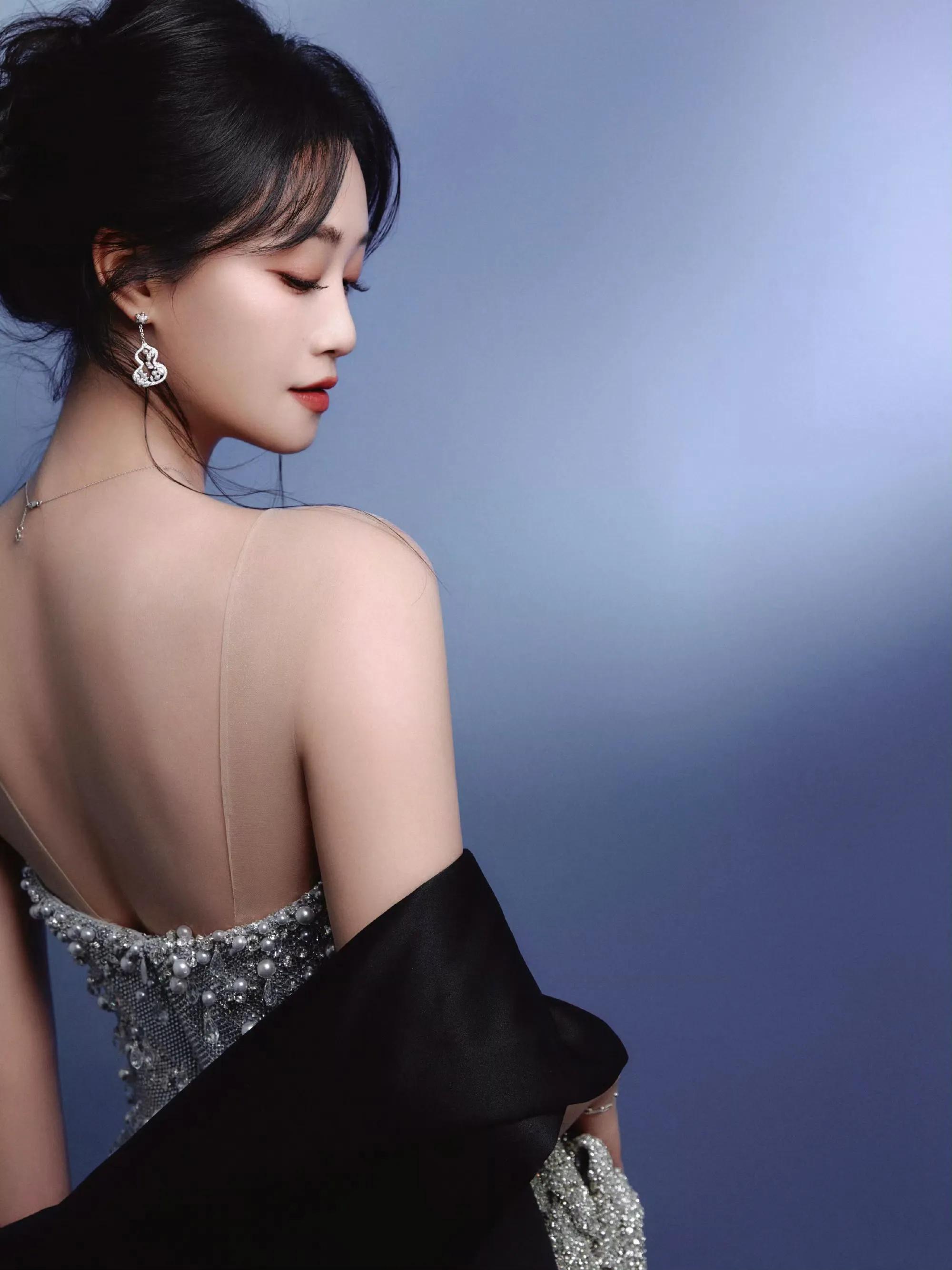 蓝盈莹人鱼裙优雅迷人