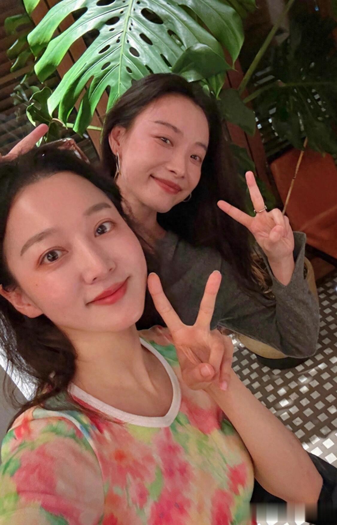 夏露妻子和倪妮约起来了,露姐大双眼皮好漂亮,颜值气质一点不输