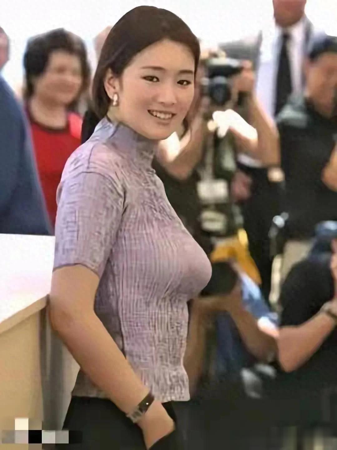 天呐!巩俐这身材太惊艳了,胸围几乎到肚脐,状态却依旧十分亮眼