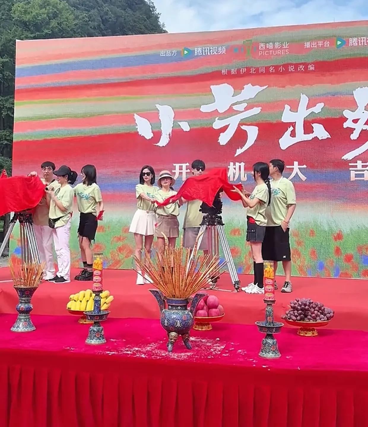 颖儿晒拍戏日常,素颜皮松肉垮,眼睛下垂,龅牙明显看着好显老