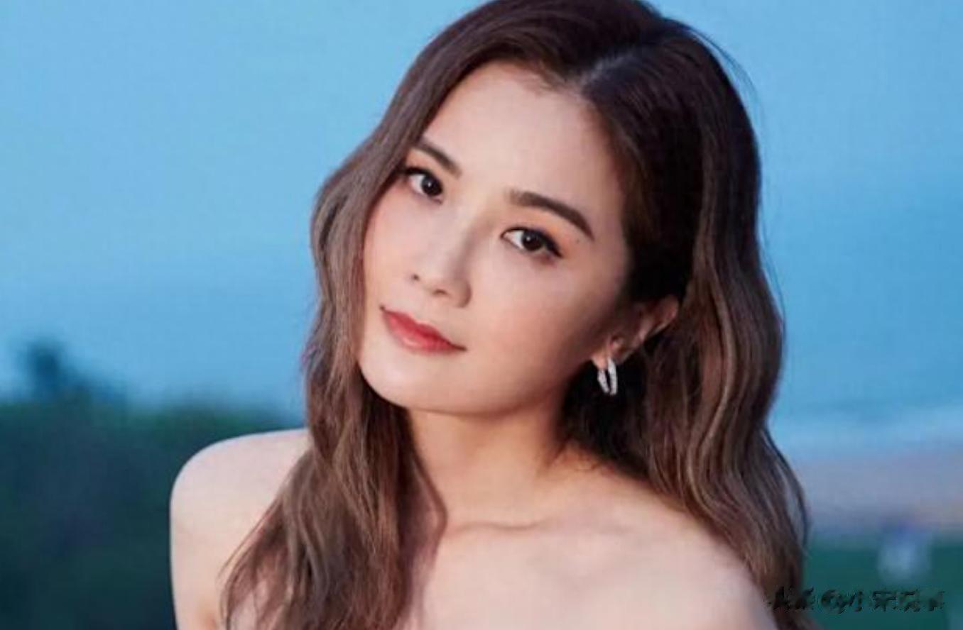 43岁阿Sa恋上33岁健身教练，与郑中基离婚15年后，她终于找到真爱