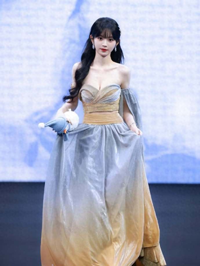 正面看田曦薇好圆润,玲珑剔透的。