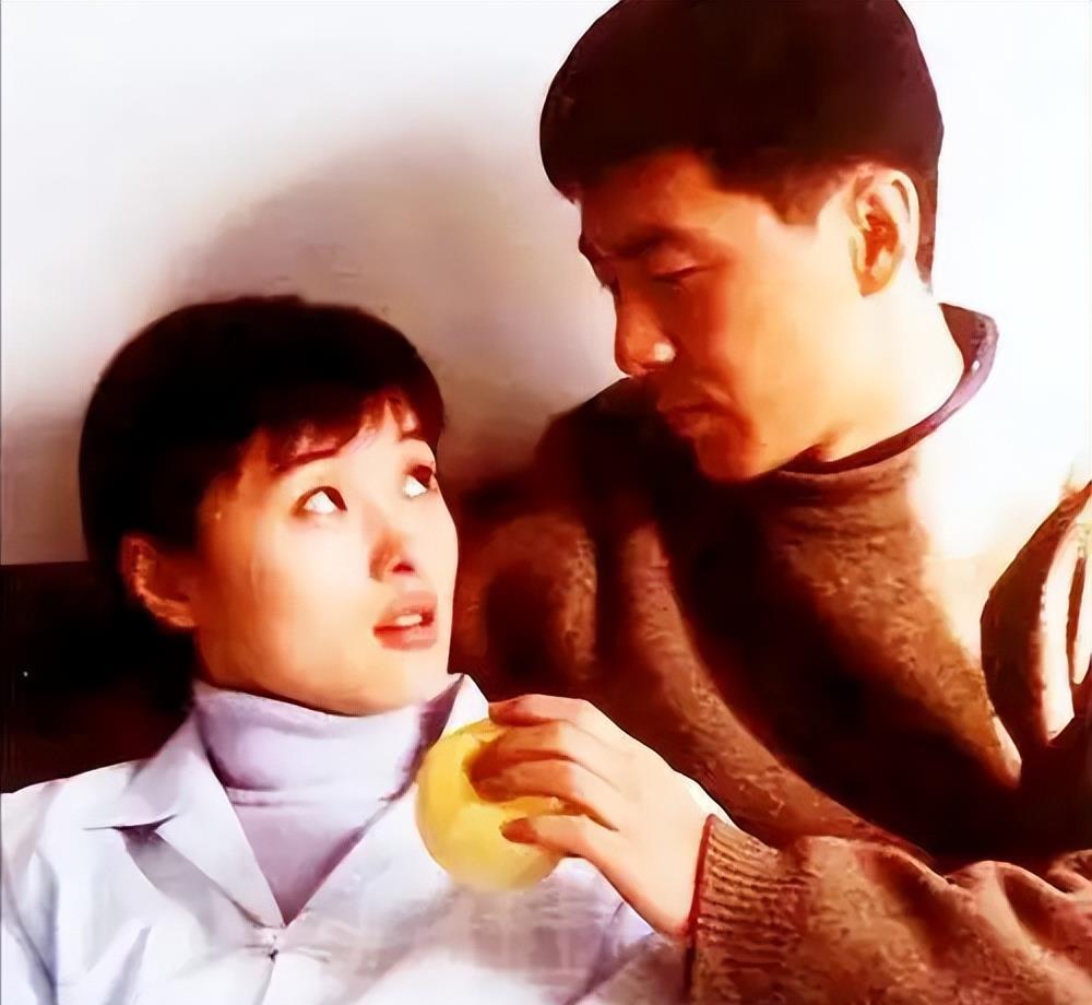 吴越84岁父亲中风，没法去养老院只能请护工，她53岁未育享受孤单