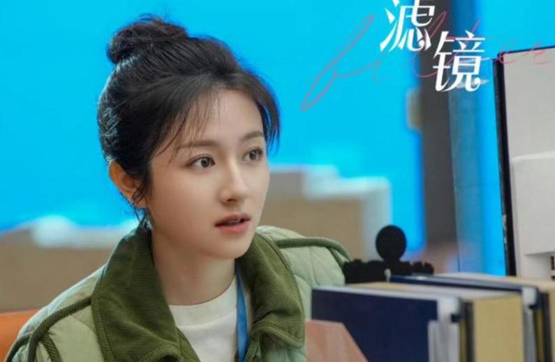 李兰迪晒26岁庆生照!沙漠追风热辣超美出圈,网友直呼太像巩俐了