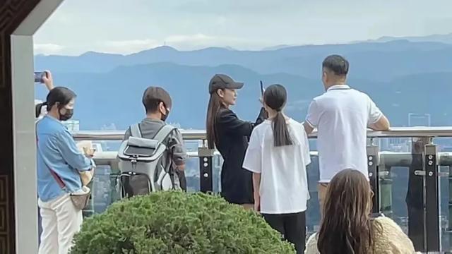 43岁汪小菲现身广州，身形消瘦，脸色憔悴眼睛红肿，状态令人担忧