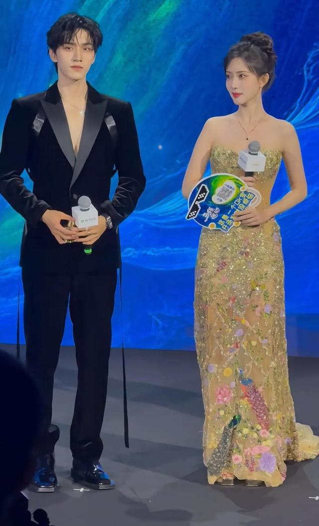 上海这一夜，被笑不露齿的刘诗诗惊艳，从不穿暴露礼服却艳压全场