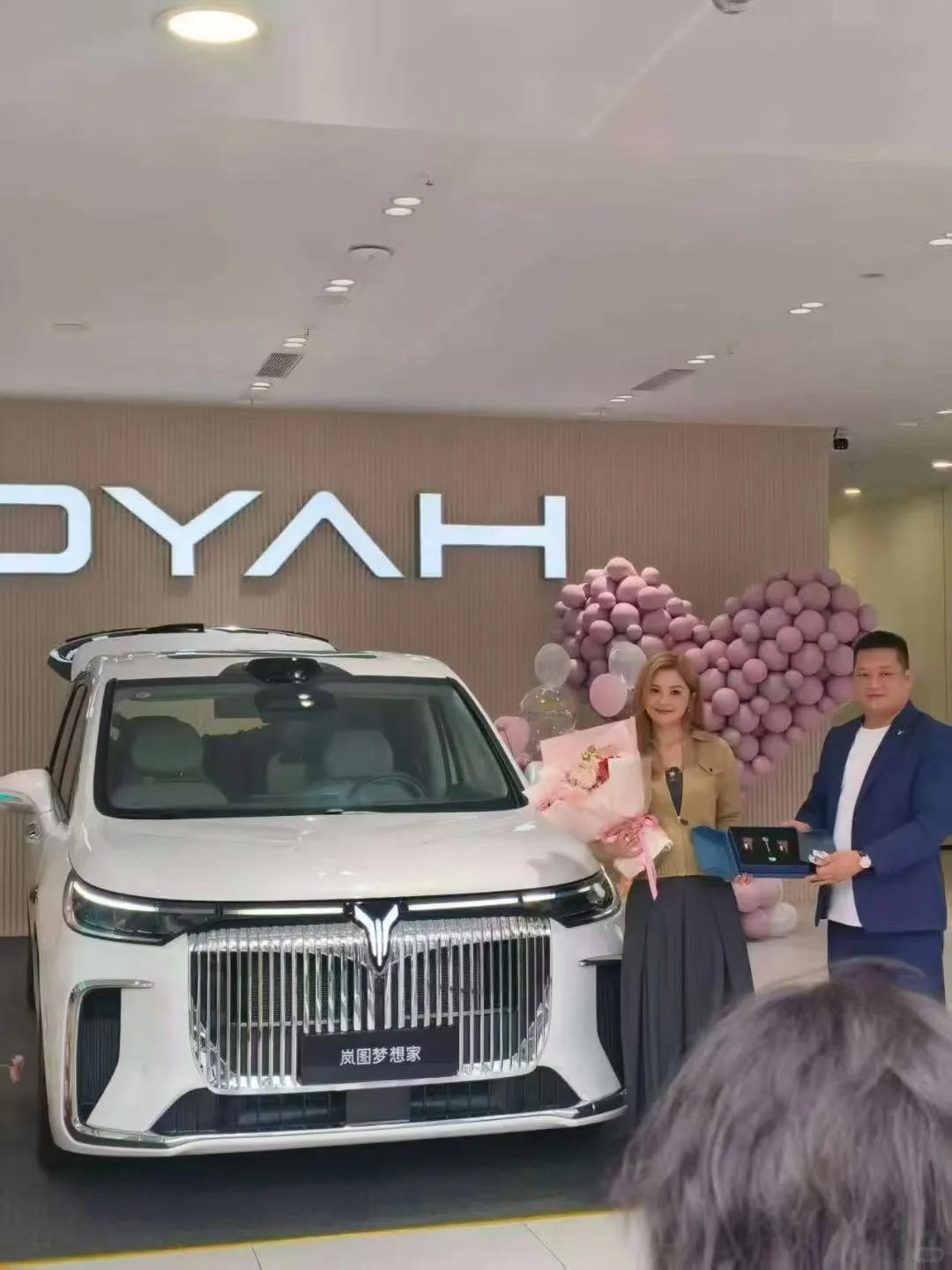 蔡卓妍低调现身广东4S店，当场下单46万豪车，与小10岁男友热恋中