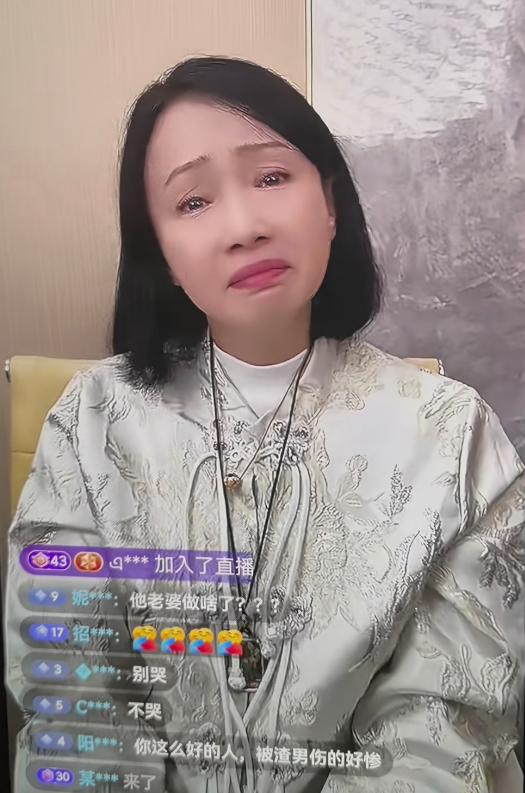 黄慧颐回应与保剑锋10年恋情，一度泪洒直播间，男方评论区沦陷