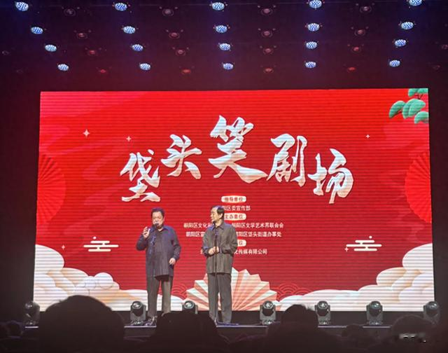 78岁李金斗在北京被偶遇，老婆张蕴华陪伴在旁，77岁保养得真好