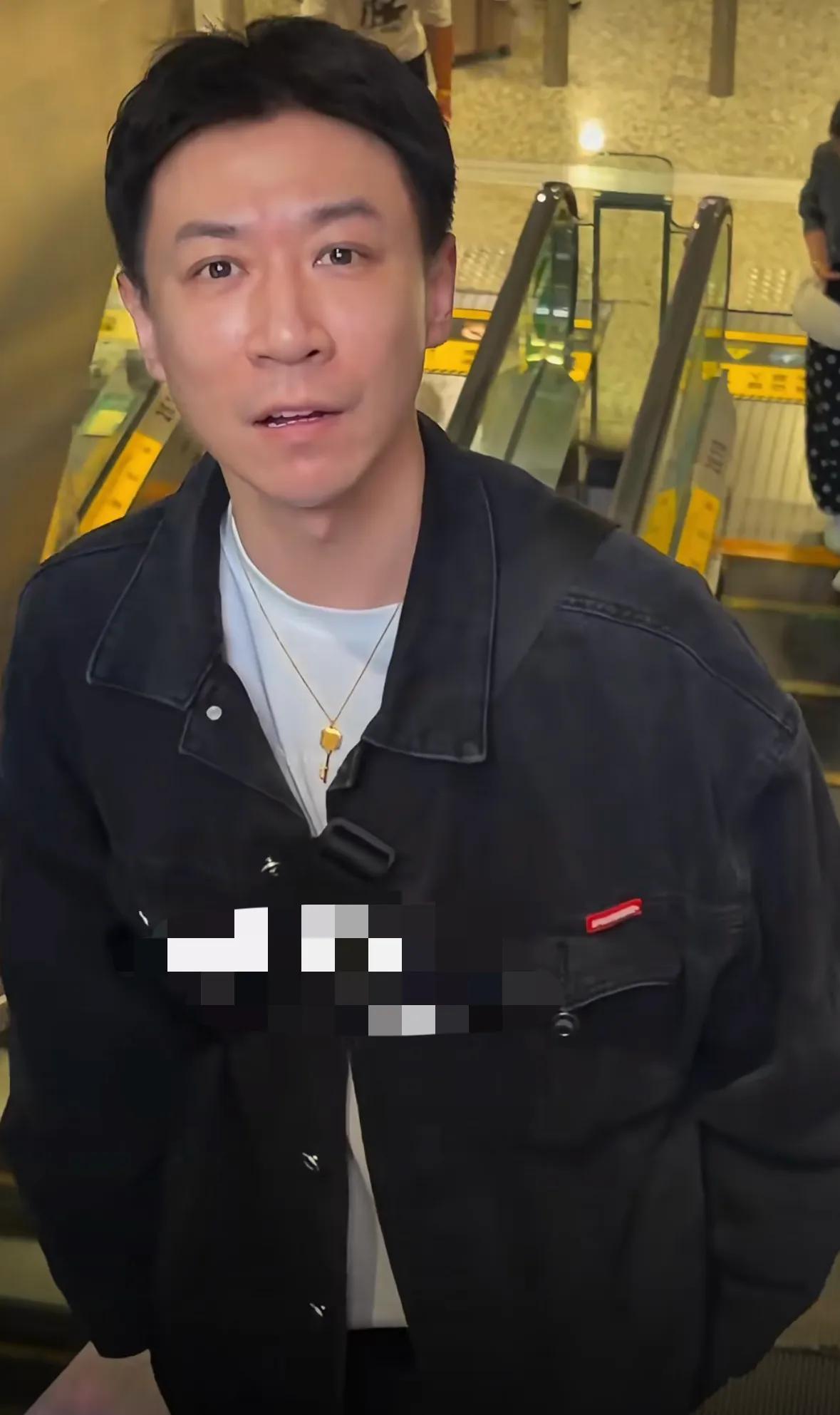 张维伊独自现身机场，短发干净利落，有点模样包袱但还是挺耐看的