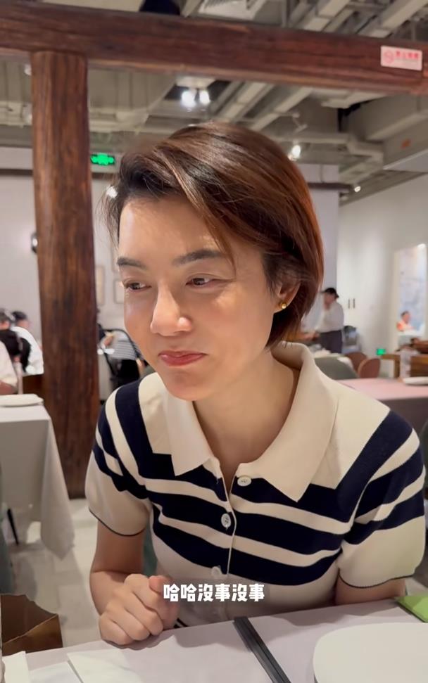 43岁明星车晓约朋友逛街，喝25块钱酒嫌贵，离婚13年羡慕普通情侣