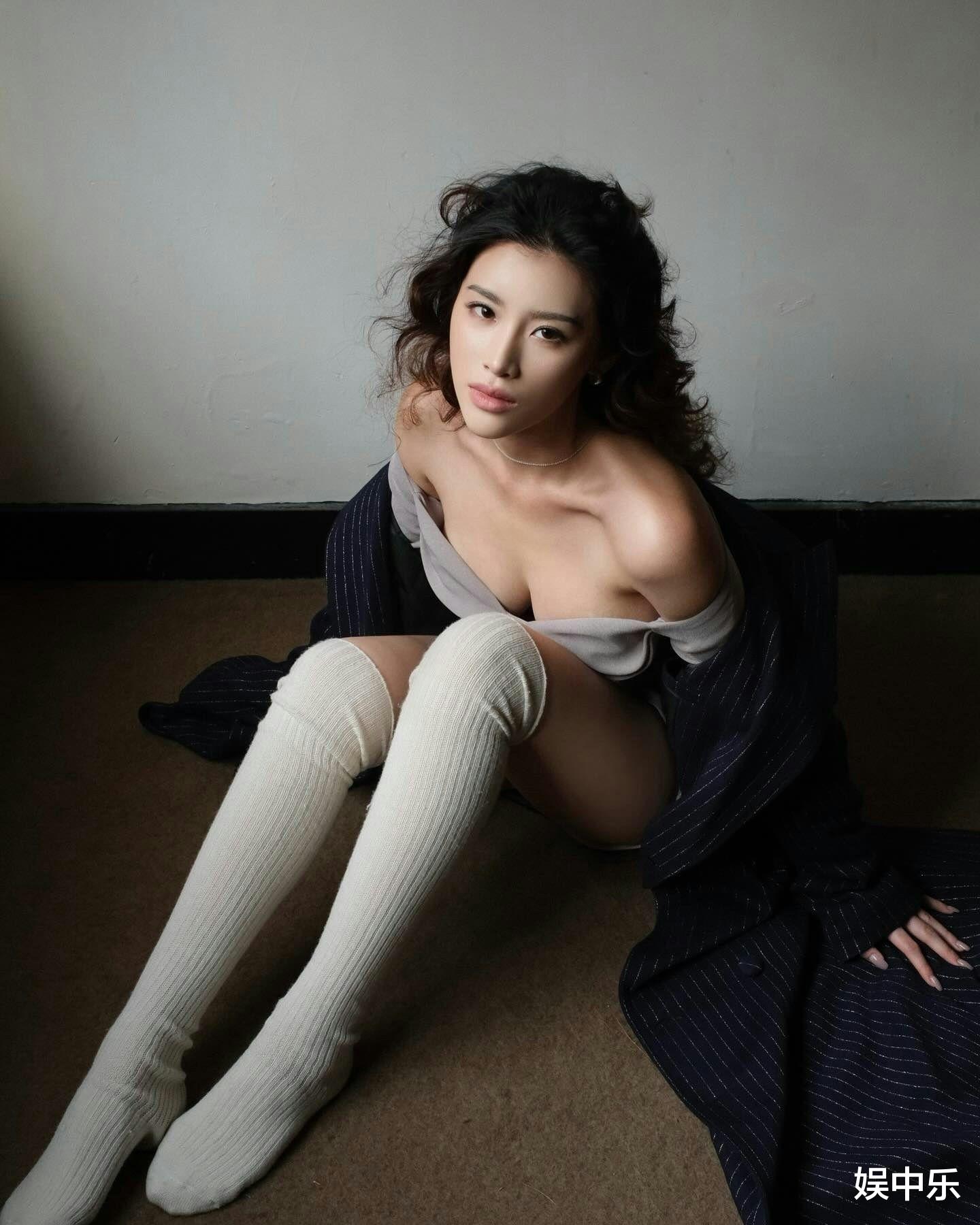 港姐郭珮文曝光骤降晒写真：被批风尘味浓