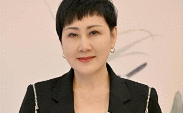 张凯丽:一见钟情嫁富豪,63岁仍是顶流,如今却被女儿丢尽脸面!